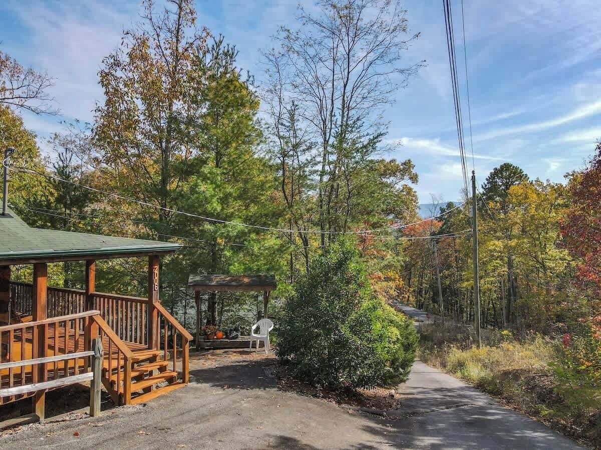 Un chalet rustique doté d’une terrasse en bois et d’un porche abrité.