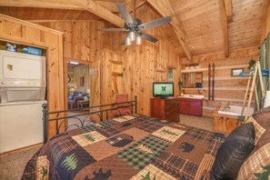 1 bedroom, iron/ironing board, WiFi, bed sheets - View! Cozy, Private, Fireplace, Hot Tub (Sevierville)