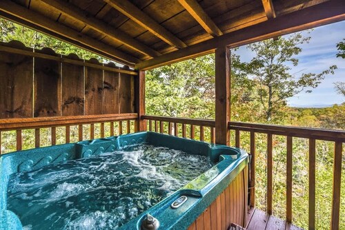 View! Cozy, Private, Fireplace, Hot Tub