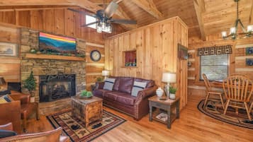 Tv, eldstad och kontor