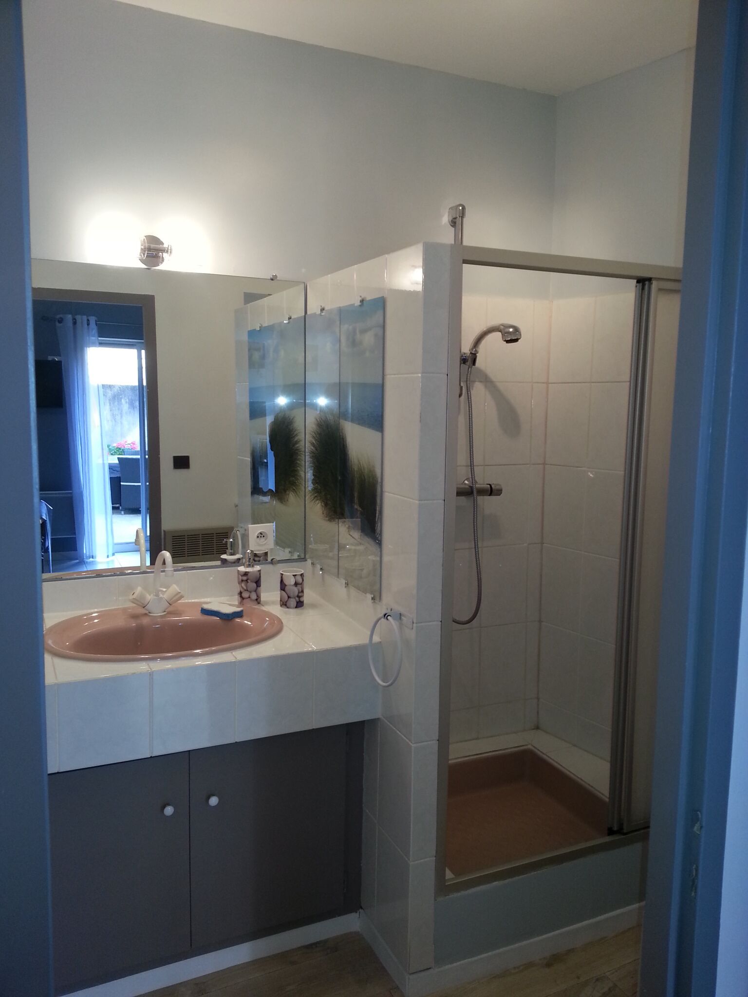 Douche, sèche-cheveux, serviettes fournies, savon