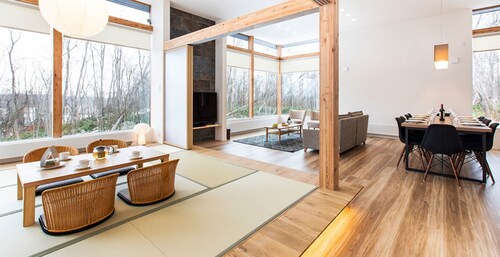 Luxury 4 Bed Ski Chalet minutes from the Ski Fields, Niseko Chalet 1011