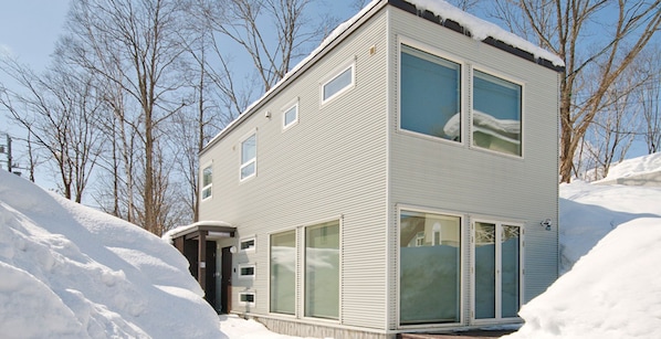Exterior - Luxury 3 Bed Ski Chalet with Breathtaking Views, Niseko Chalet 1002 (Niseko)