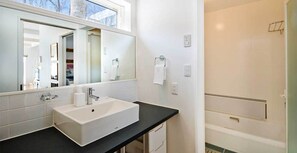 Hair dryer, towels - Luxury 3 Bed Ski Chalet with Breathtaking Views, Niseko Chalet 1002 (Niseko)