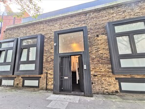 Front of property - Spacious Double Room with en-suite - 1b (London)