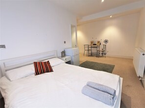 City Double Room | Premium bedding, individually decorated, individually furnished - Spacious Double Room with en-suite - 1b (London)