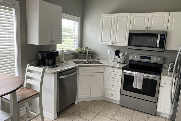 Køleskab, mikrobølgeovn, ovn, kogeplade