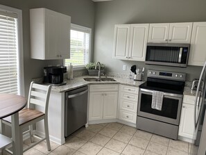 Fridge, microwave, oven, stovetop - Myrtle Beach Townhome on Legends Golf & Resort (Myrtle Beach)