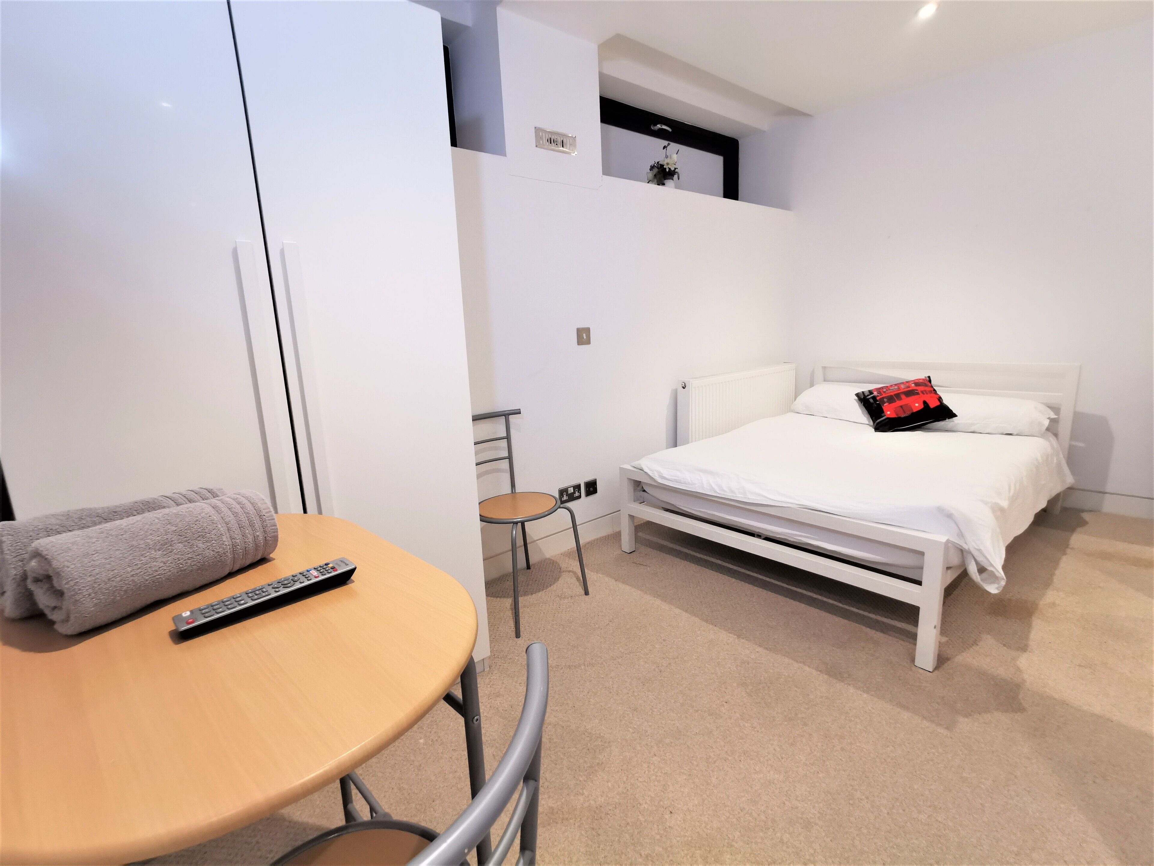 Kamar Double Kota | Seprai premium dan didekorasi berbeda-beda