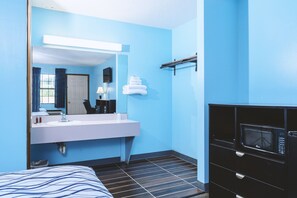 Desk, laptop workspace, blackout drapes, soundproofing - Blue Way Inn & Suites Wellington (Wellington)