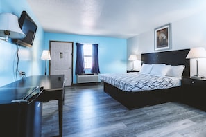 Desk, laptop workspace, blackout drapes, soundproofing - Blue Way Inn & Suites Wellington (Wellington)