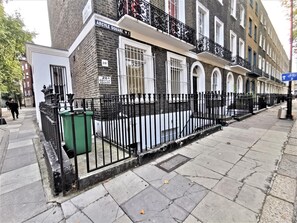 Exterior - Spacious Double Room with en-suite - 2c (London)
