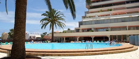 Utomhuspool och uppvärmd pool
