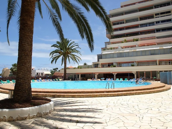 Una piscina al aire libre, una piscina climatizada