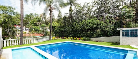 حمّام سباحة خارجي