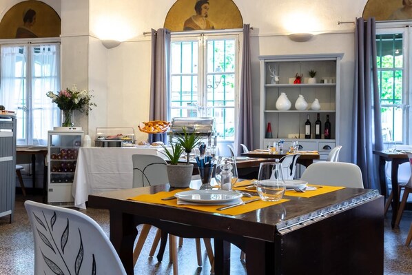 Un restaurante con comedor, bar y cocina a la vista.
