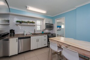 Réfrigérateur, micro-ondes, plaque de cuisson, cafetiÚre/bouilloire