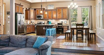 Cheerful 4-bed 4 bath Cabin with Jacuzzi