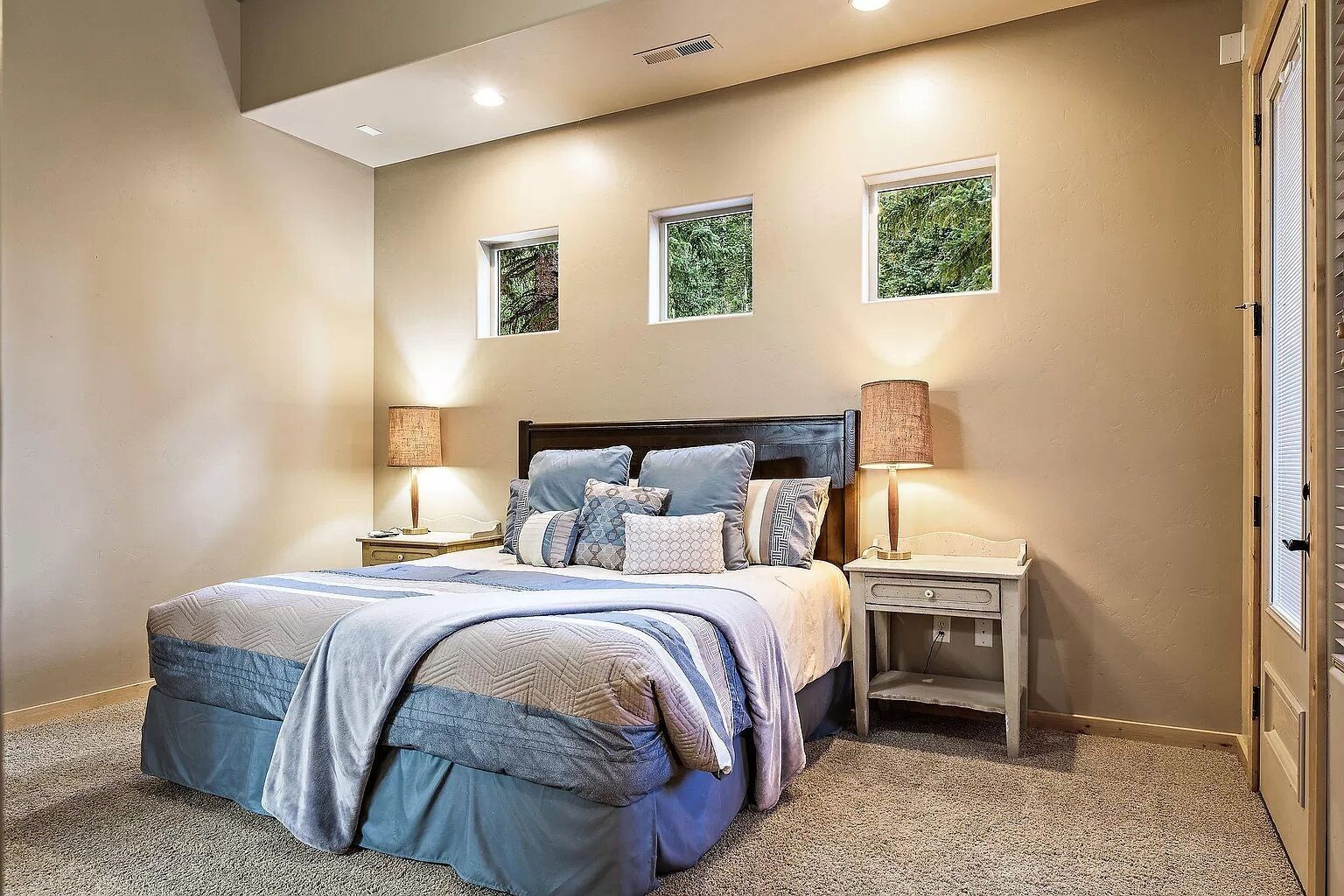 4 soverom, skrivebord, reiseseng for barn og wi-fi (inkludert)