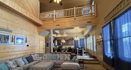 Cheerful 4-bed 4 bath Cabin with Jacuzzi