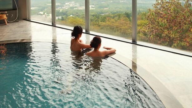 An indoor swimming pool with a view of a mountainous landscape. - Yorokobi no Yado Shinki (Shibukawa)