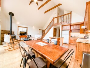 TV, fireplace, Netflix, Hulu - Sparkling Clean Mountain Home in Bryce Mountain Resort Virginia (Basye)