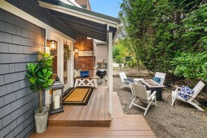 Outdoor dining - The Cottage at Lake Sammamish, Generator, Dog Friendly, Lake Access (Sammamish)