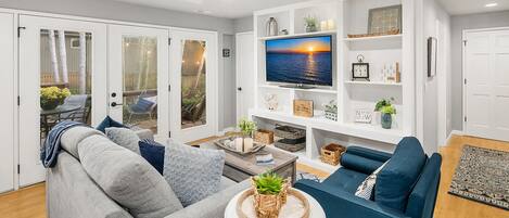 TV connectée, cheminée, livres