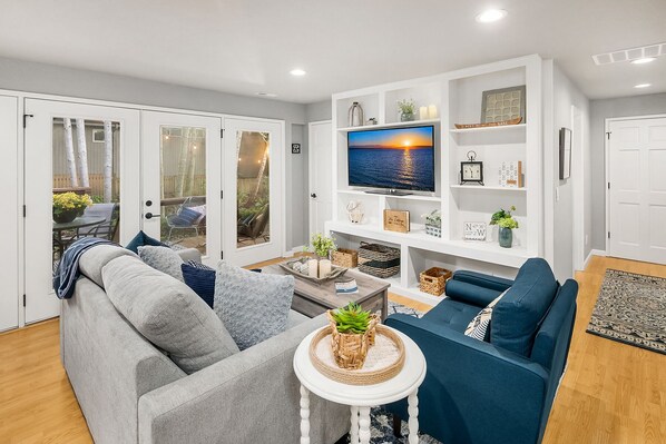 Smart TV, fireplace, books - The Cottage at Lake Sammamish, Generator, Dog Friendly, Lake Access (Sammamish)