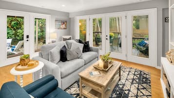 智能电视、壁炉、书