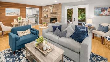 Smart TV, chimenea y libros