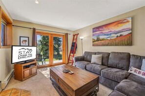 Fernseher, Musikbibliothek, Videothek, Stereoanlage