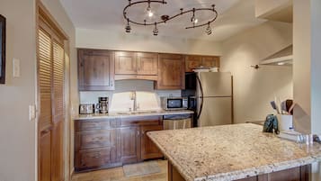 Geladeira, micro-ondas, fogão, cooktop