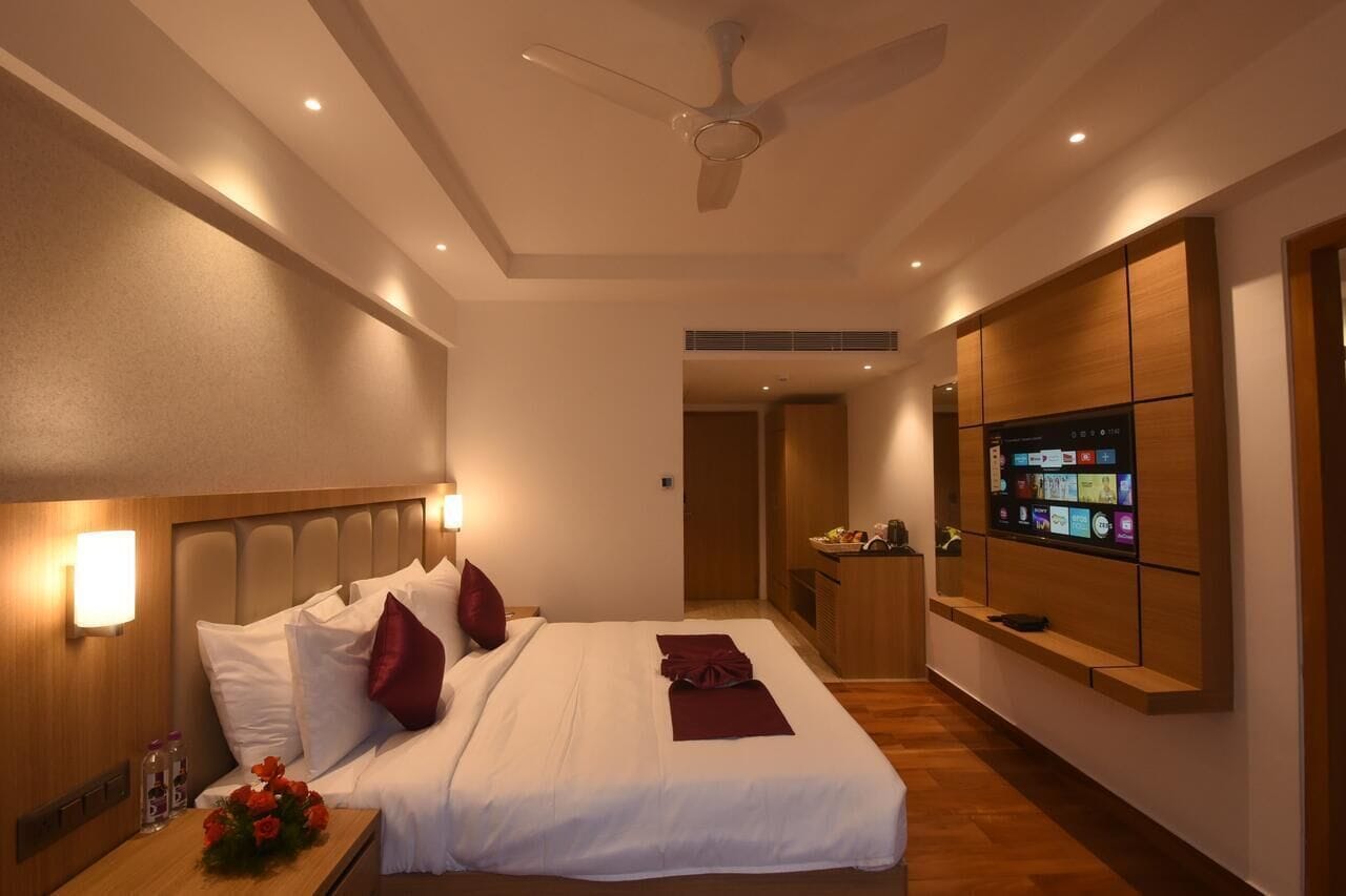 Deluxe Room | Minibar, in-room safe, desk, laptop workspace
