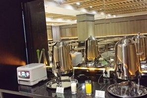 A coffee station with a coffee maker, milk frother, and a glass of orange juice. - Jinshi Building Hotel（Yuegezhuang Bridge, Beijing West Railway Station） (Beijing)