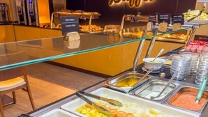 Un espace buffet proposant une variété de fruits et de légumes.