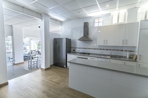 Fridge, microwave, oven, coffee/tea maker