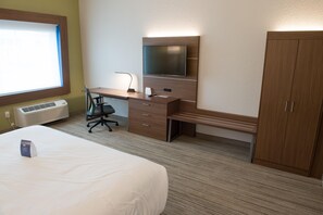 A hotel room with a bed, a desk with a chair, a TV, and a wardrobe. - Holiday Inn Express And Suites Warsaw E Center (Warsaw)
