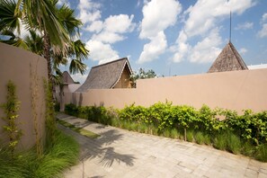 Property grounds - The Complete Guide to Renting Your Exclusive Holiday Villa in Kerobokan with Private Pool and Fully Staffed (Bali)