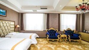 A hotel room with two beds, a chandelier, and a patterned carpet. - Yugang Zhizun Hotel (Dalian)