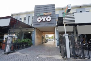 Exterior - OYO 2075 Graha Marina (Surabaya)