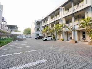 Free self parking - OYO 2075 Graha Marina (Surabaya)