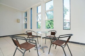 Dining - OYO 2075 Graha Marina (Surabaya)