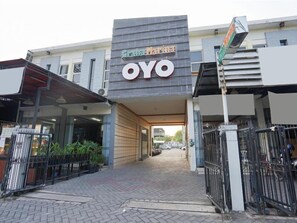 Exterior - OYO 2075 Graha Marina (Surabaya)