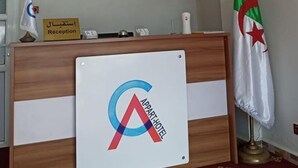 A reception desk with clocks displaying times for Paris, London, Tokyo, and Dubai. - Costa Ayaa Appart Hotel (Algiers)