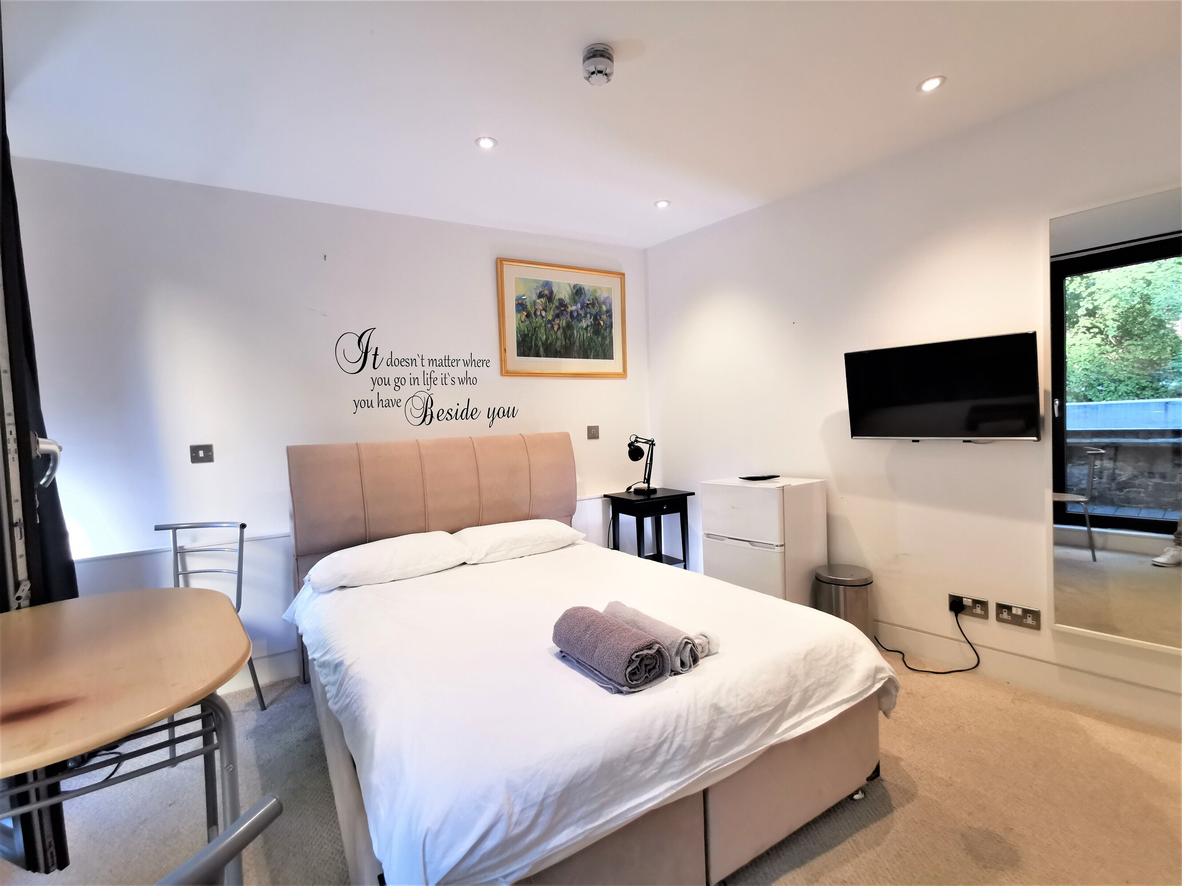 Chambre exclusive double ou avec lits jumeaux | Literie de qualité, décor unique, ameublement unique, bureau