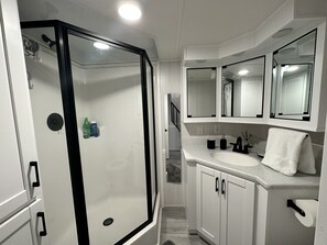 Shower, hair dryer, towels, soap - The Seashell Shack - Waterfront Tiny House on Back Bay (Virginia Beach)