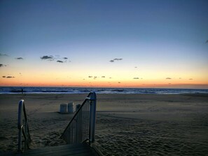 Beach nearby, sun loungers - The Seashell Shack - Waterfront Tiny House on Back Bay (Virginia Beach)