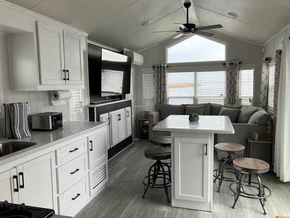 Fridge, microwave, oven, stovetop - The Seashell Shack - Waterfront Tiny House on Back Bay (Virginia Beach)