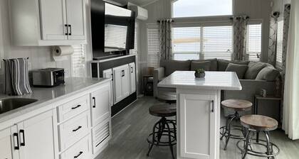 The Seashell Shack - Waterfront Tiny House on Back Bay